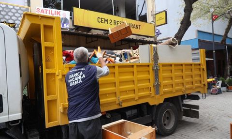Kocaeli'de Bir Evden 2 Kamyon Çöp Çıktı