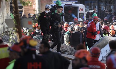 Kocaeli'de Çöken Bina Enkazında İki Çocuk Cenazesi Bulundu