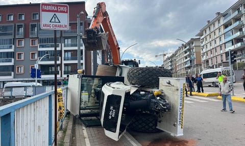Kocaeli'de Tırdan Yola Devrilen İş Makinesindeki Kişi Yaralandı