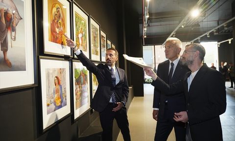 Kültür ve Turizm Bakanı Ersoy, Filistinli Sanatçıların 'Hala Yaşıyorum' Sergisini Ziyaret Etti