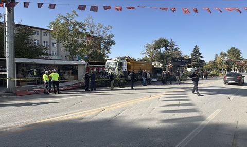 Malatya'da Freni Arızalanan Kamyon Konteyner İş Yerine Çarptı