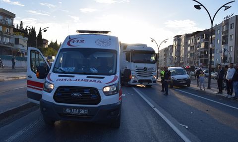 Manisa'da Kamyonun Çarptığı Genç Hastaneye Kaldırıldı