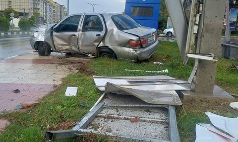 Manisa'da Trafik Kazası: Otomobil Tabelaya Çarptı