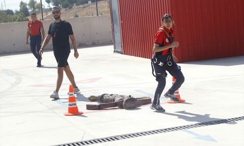 Mersin'in Kadın İtfaiyecileri Afetlere Hazırlanıyor