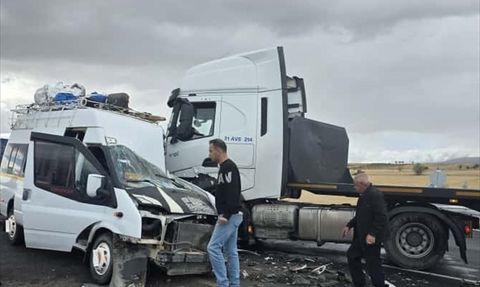 Nevşehir'de Tarım İşçilerini Taşıyan Minibüs ile Tır Çarpıştı
