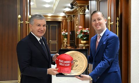 Özbekistan Cumhurbaşkanı Mirziyoyev ile ABD Temsilcisi Gor Arasında Zirve Görüşmesi