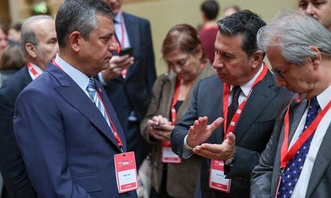 Özgür Özel, Amsterdam'da Avrupa Sosyalist Partisi Kongresi'nde