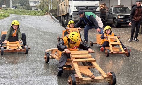 Rize'de Tahta Arabalar Yağmura Rağmen Yarıştı