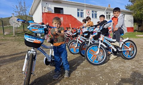 Samsun'da Hayırseverler Çocuklara Bisiklet Hediye Etti