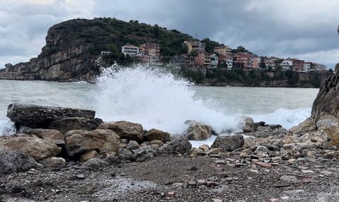 Şiddetli Rüzgar Bartın'da Hayatı Etkiliyor