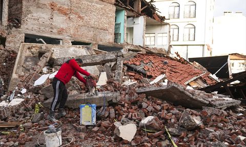 Sındırgı'da Depremden Sonra Enkaz Kaldırma Çalışmaları Başladı