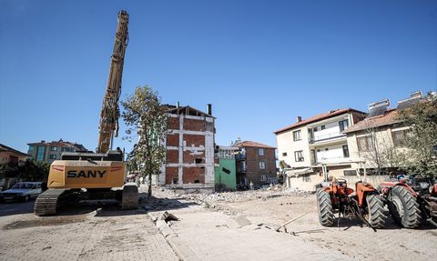 Sındırgı'daki Deprem Sonrası Enkaz Kaldırma Çalışmaları Tamamlandı