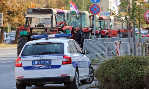 Sırbistan'da Çiftçilerden Traktörlü Protesto
