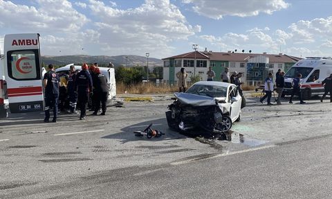 Sivas'ta Üç Araçlı Trafik Kazası: İki Çocuk Da Yaralı