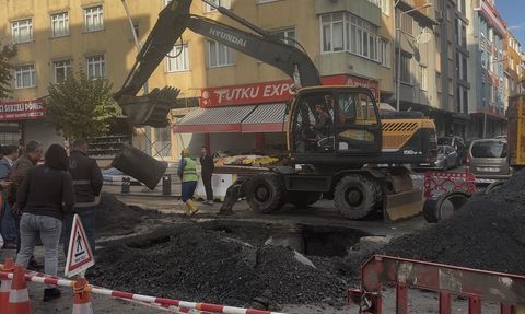 Sultangazi'de Çöken Yol Tamir Ediliyor