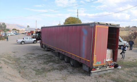 Suşehri'nde Tırda Düzensiz Göçmen Operasyonu