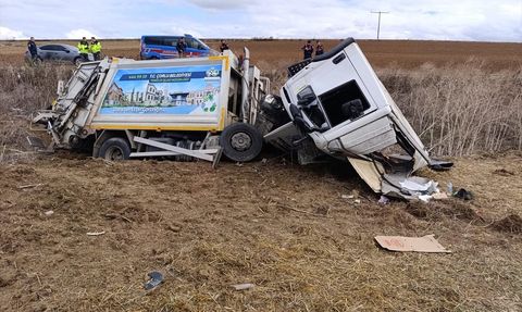 Tekirdağ'da Çöp Kamyonu Devrildi, 3 İşçi Yaralandı