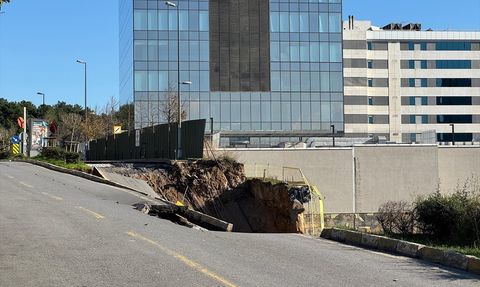 Ümraniye'de İnsana Göre Yıkılan İstinat Duvarı Yolda Çökmeye Neden Oldu