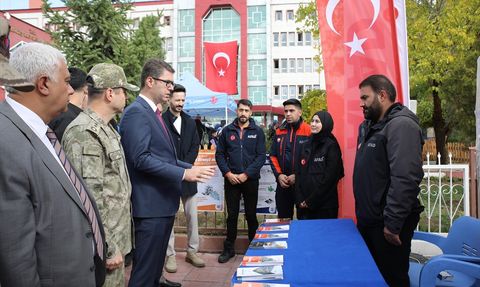 Van'da Deprem Şehitleri Anıldı