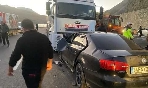 Van'da Tanker ile Otomobil Çarpıştı: 3 Kişi Hayatını Kaybetti
