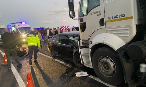 Van'da Tanker ve Otomobil Çarpıştı: 2 Ölü, 4 Yaralı
