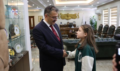 Yağmurda İstiklal Marşı Okuyarak Ödül Alan Öğrenci