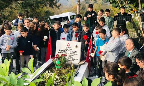 5. Sınıf Öğrencilerinden Şehit Recep Turan'a Doğum Gününde Kabir Ziyareti
