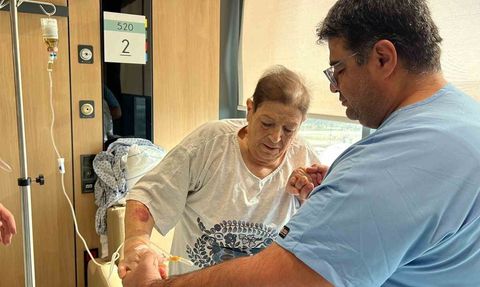 74 yaşındaki hasta omurga ameliyatı sonrası yeniden yürümeye başladı