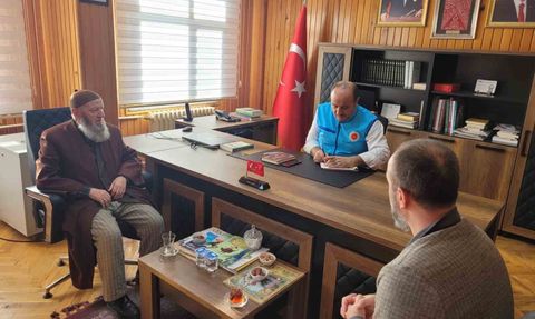 80 Yaşındaki Emekli İmam ve Oğlu, Gazze İçin 155 bin 275 Lira Bağış Teslim Etti