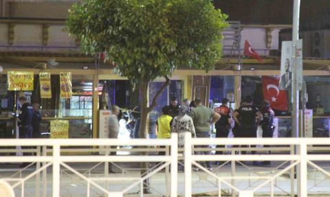 Adana'da Kafe Çalışanı, Akrabasını Vurdu