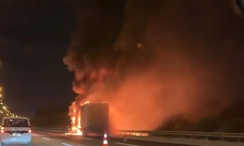 Adana Otoyolunda Yangın: Tır Alev Alev Yandı