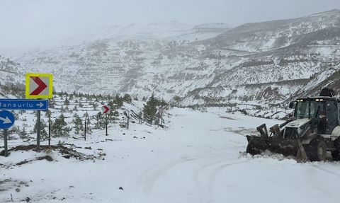 Adana yükseklerinde yoğun kar yağışı — Feke'de yollar kapandı