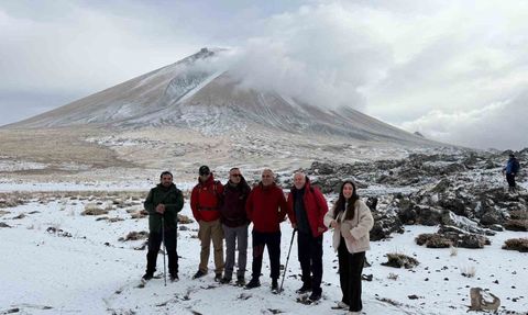 Ağrı Dağı’nda 27 dağcı kar yağışına rağmen zirve tırmanışına geçti