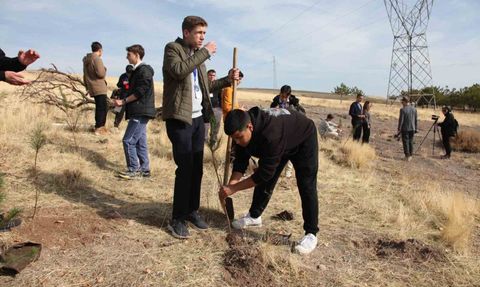 Ahlat'ta 'Maziden Atiye Ahlat' Programında Öğrenciler Fidan Dikti