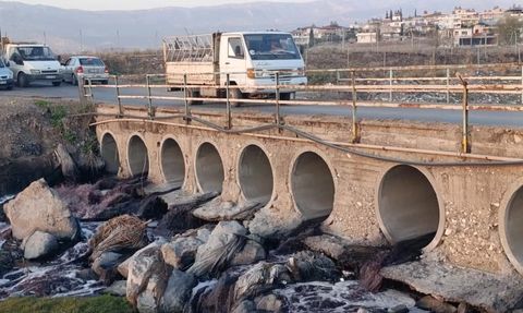 Aksu Çayı’nda fabrika atıkları alarmı: Sır Barajı’na kadar yayılan kirlilik