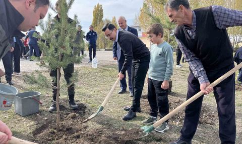 Akyaka’da 11 Kasım Milli Ağaçlandırma Günü’nde fidan dikimi