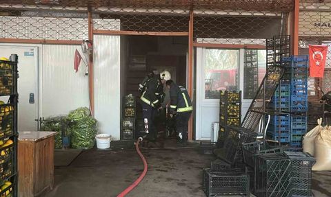 Alanya'da Sebze ve Meyve Deposunda Yangın