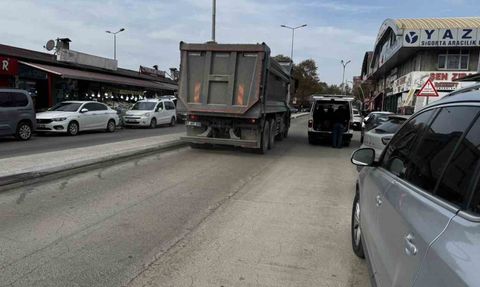 Alaplı'da ağır tonajlı kamyonlar yolları çatlatıyor
