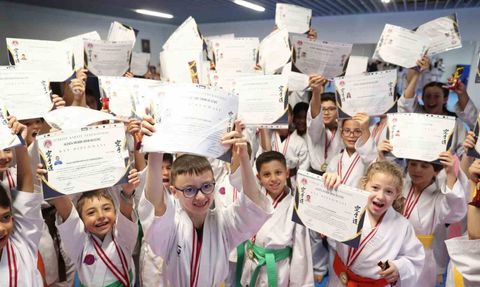 Aliağa Belediyesi Karate Kursu'nda 75 sporcu kuşak atladı