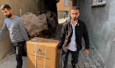 Ankaralı polis, Şırnaklı engelli gencin akülü sandalye hayalini gerçekleştirdi