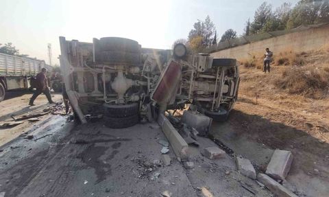 Antakya'da Kamyon ve Tır Çarpıştı: İki Sürücü Yaralandı