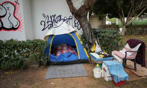 Antalya’da bıçaklanan 64 yaşındaki Necdet Tilif: Evinden oldu, kelepçelendi, çadırda yaşıyor