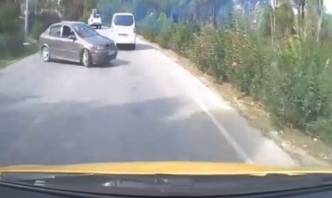 Antalya'da Otomobilin Taksiye Çarpması Sonucu 2 Yaralı