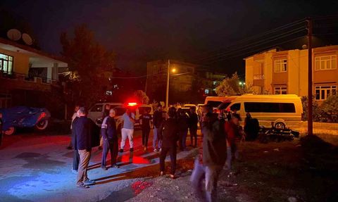 Antalya'da Park Halindeki Minibüs Alev Alev Yandı