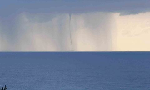 Antalya İncekum Plajı'nda peş peşe hortumlar kamerada