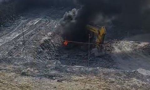 Arnavutköy'de İnşaat Alanında İş Makinesi Yandı