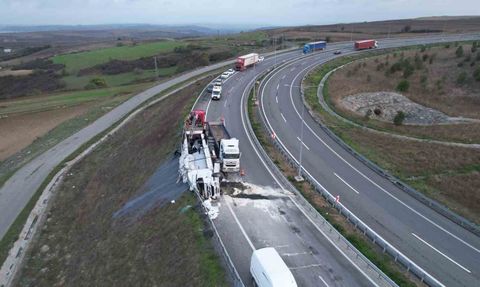 Arnavutköy'de tır devrildi: 1 ağır yaralı