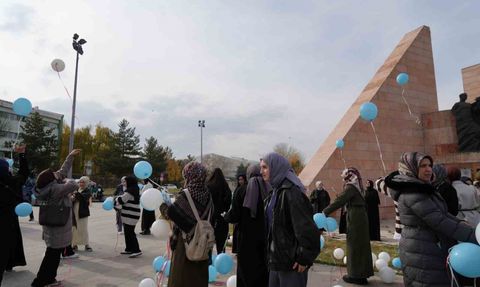 Atatürk Üniversitesi Öğrencileri Mavi Beyaz Balonlarla Doğu Türkistan İçin Ses Verdi