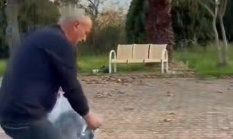 Atça Şehitler Abidesi'ndeki saygısızlığa tepki: Başkan Yıldırımkaya çöpleri topladı