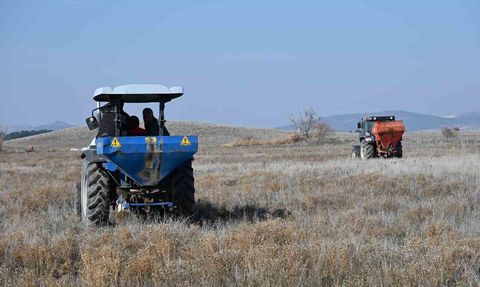 Baklan’da ‘Can Suyu’ projesiyle mera gübreleme ve ıslah çalışmaları başladı